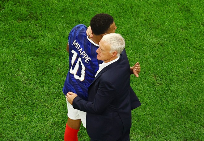 HLV Deschamps tr&aacute;ch Ph&aacute;p k&eacute;m nguy hiểm v&igrave; chơi dưới sức, ch&ecirc; lu&ocirc;n trọng t&agrave;i 'kh&ocirc;ng đủ tr&igrave;nh độ'- Ảnh 2.