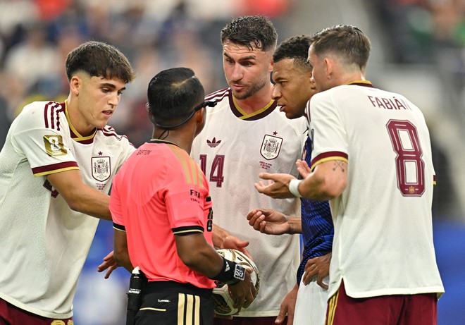 Giám đốc trọng tài FIFA Colina lên tiếng về ‘vua áo đen’ gây tranh cãi trận Pháp thua Tây Ban Nha- Ảnh 4.