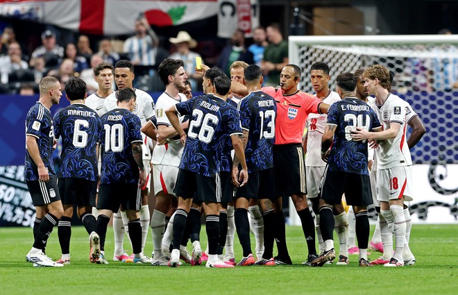 H&igrave;nh ảnh kh&ocirc;ng được ph&aacute;t tr&ecirc;n tivi: D&agrave;n dự bị Anh v&agrave; Argentina x&ocirc; x&aacute;t, Messi l&agrave; &lsquo;điểm n&oacute;ng&rsquo;- Ảnh 5.