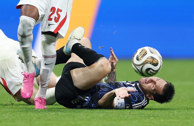 H&igrave;nh ảnh kh&ocirc;ng được ph&aacute;t tr&ecirc;n tivi: D&agrave;n dự bị Anh v&agrave; Argentina x&ocirc; x&aacute;t, Messi l&agrave; &lsquo;điểm n&oacute;ng&rsquo;- Ảnh 3.