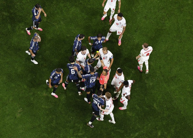 H&igrave;nh ảnh kh&ocirc;ng được ph&aacute;t tr&ecirc;n tivi: D&agrave;n dự bị Anh v&agrave; Argentina x&ocirc; x&aacute;t, Messi l&agrave; &lsquo;điểm n&oacute;ng&rsquo;- Ảnh 1.