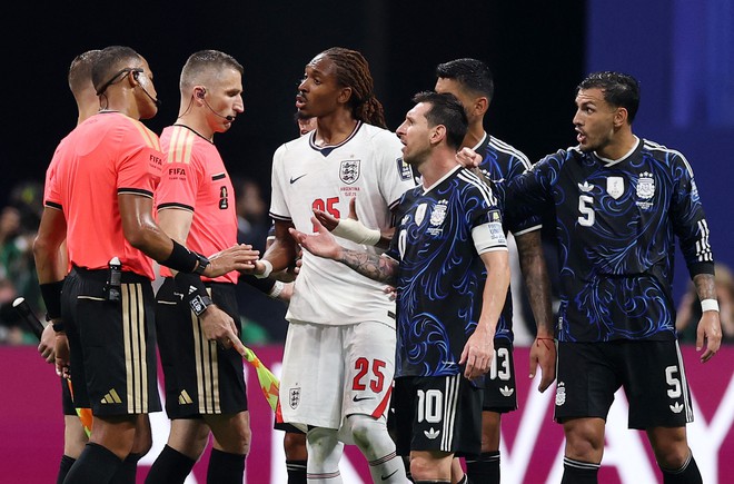 H&igrave;nh ảnh kh&ocirc;ng được ph&aacute;t tr&ecirc;n tivi: D&agrave;n dự bị Anh v&agrave; Argentina x&ocirc; x&aacute;t, Messi l&agrave; &lsquo;điểm n&oacute;ng&rsquo;- Ảnh 2.