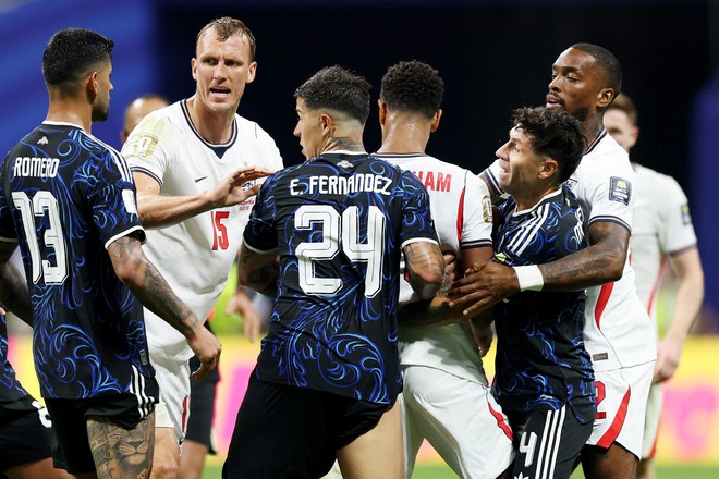 Cay đắng vì Anh thua ngược, Bellingham vỗ thẳng vào đầu cầu thủ Argentina sau trận đấu- Ảnh 3.