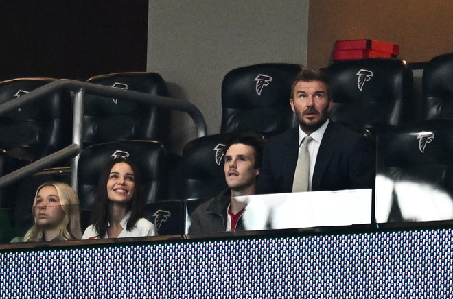 David Beckham k&igrave;m n&eacute;n nước mắt khi Anh bị Argentina quật ng&atilde;, vợ Victoria v&agrave; con trai an ủi - Ảnh 3.