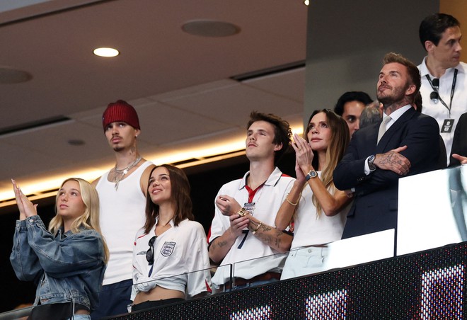 David Beckham k&igrave;m n&eacute;n nước mắt khi Anh bị Argentina quật ng&atilde;, vợ Victoria v&agrave; con trai an ủi - Ảnh 2.