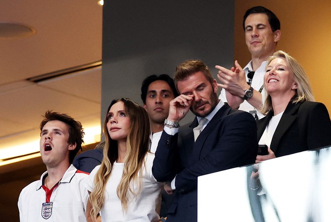 David Beckham k&igrave;m n&eacute;n nước mắt khi Anh bị Argentina quật ng&atilde;, vợ Victoria v&agrave; con trai an ủi - Ảnh 4.