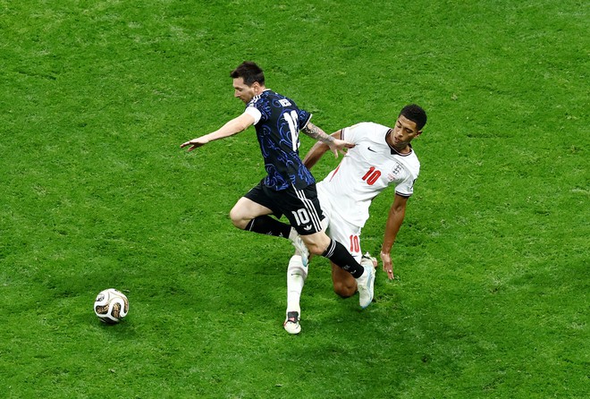 Bellingham hé lộ tranh cãi với Messi ở trận Anh thua ngược Argentina: 'Chẳng có gì to tát cả’- Ảnh 3.