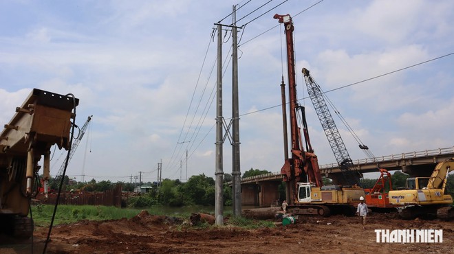 Đồng Nai: Di dời trụ điện, tháo 'điểm nghẽn' dự án nâng cấp, mở rộng quốc lộ 14- Ảnh 1.