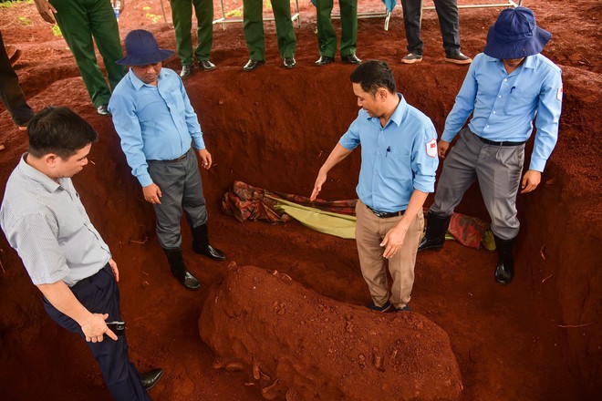  Tìm thấy mộ tập thể cùng nhiều di vật súng, bút, dép, bình tông - Ảnh 3.
