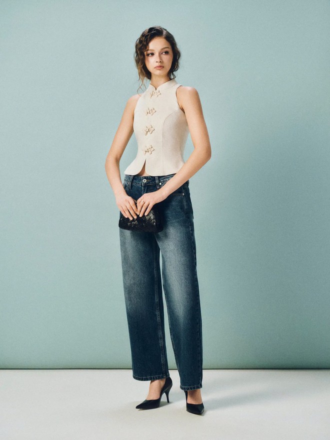 Phối đồ tối giản với &aacute;o sơ mi, &aacute;o blouse v&agrave; quần jeans xanh- Ảnh 7.