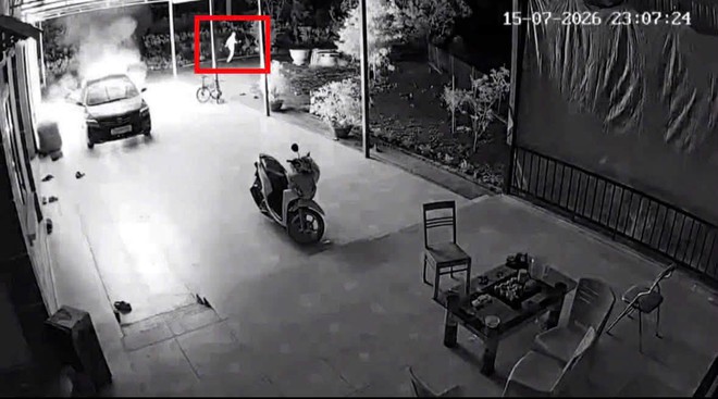Mâu thuẫn hàng xóm, nửa đêm lẻn vào nhà tẩm xăng đốt ô tô- Ảnh 2.