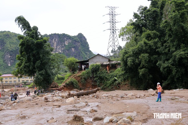 Giữa cơn lũ ở Lai Châu: 'Tôi sợ không còn được gặp con cháu nữa'- Ảnh 2.