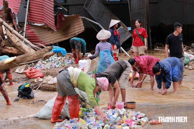 Giữa cơn lũ ở Lai Châu: 'Tôi sợ không còn được gặp con cháu nữa'- Ảnh 9.