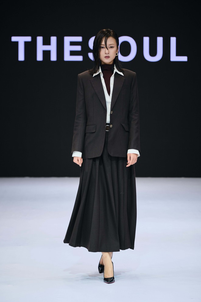 Kim Tuyến, Quỳnh Thy, Khổng Tú Quỳnh khoe sắc trên thảm đỏ 'Saigon Fashion Runway'- Ảnh 11.