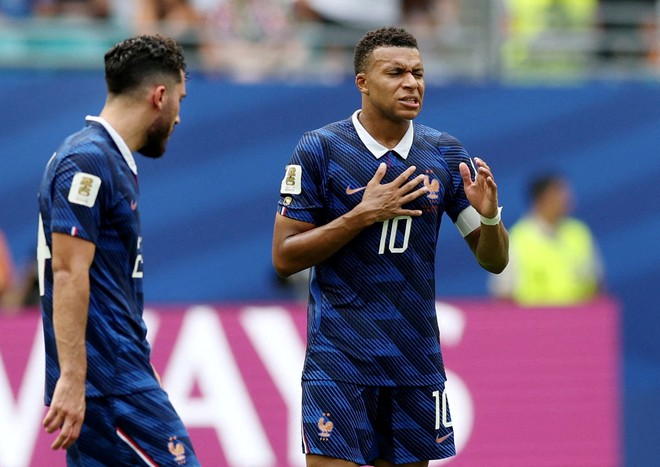 Mbappe bị chỉ trích vì hành động 'kỳ lạ', tươi cười ở trận Pháp thua Anh- Ảnh 2.
