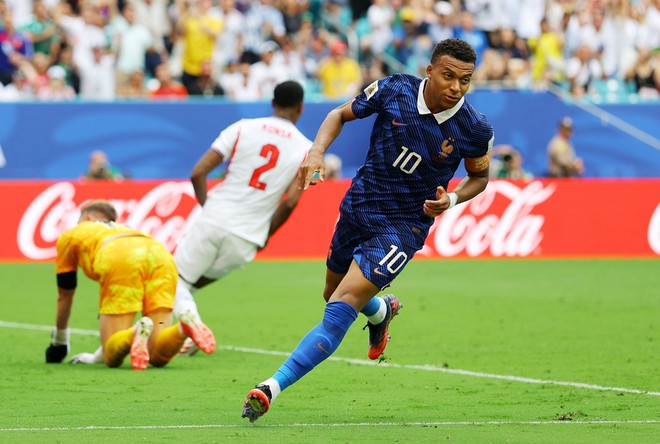 Mbappe bị chỉ trích vì hành động 'kỳ lạ', tươi cười ở trận Pháp thua Anh- Ảnh 3.