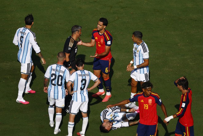 Tranh c&atilde;i trọng t&agrave;i Vincic hủy b&agrave;n thắng của T&acirc;y Ban Nha: Williams mắc lỗi g&igrave; trước Argentina?- Ảnh 3.
