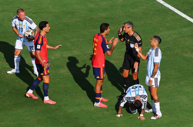 Tranh c&atilde;i trọng t&agrave;i Vincic hủy b&agrave;n thắng của T&acirc;y Ban Nha: Williams mắc lỗi g&igrave; trước Argentina?- Ảnh 2.