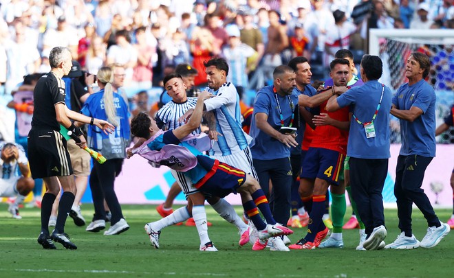 Thua cay đắng Tây Ban Nha ở chung kết World Cup, cầu thủ Argentina gây ra cảnh xô xát- Ảnh 6.