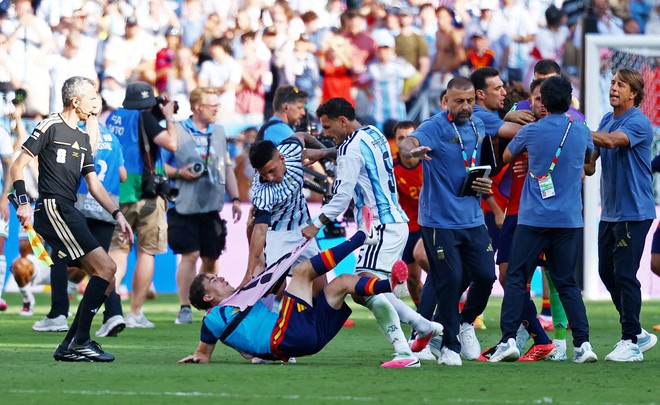 Thua cay đắng Tây Ban Nha ở chung kết World Cup, cầu thủ Argentina gây ra cảnh xô xát- Ảnh 5.