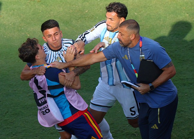 Thua cay đắng Tây Ban Nha ở chung kết World Cup, cầu thủ Argentina gây ra cảnh xô xát- Ảnh 1.