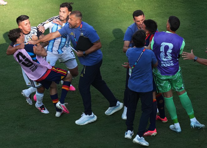 Thua cay đắng Tây Ban Nha ở chung kết World Cup, cầu thủ Argentina gây ra cảnh xô xát- Ảnh 4.