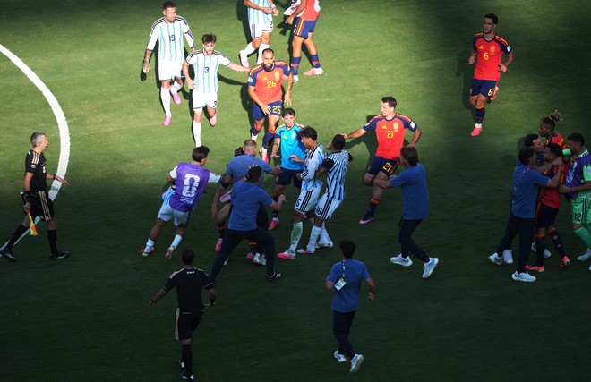 Thua cay đắng Tây Ban Nha ở chung kết World Cup, cầu thủ Argentina gây ra cảnh xô xát- Ảnh 2.
