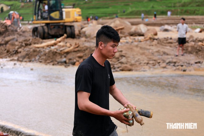 Sống sót thần kỳ sau cuộc điện thoại dặn dò chồng giữa dòng lũ dữ- Ảnh 8.