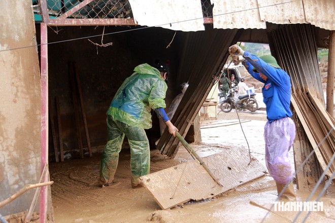 Thanh niên dốc sức giúp người dân Mường Than khắc phục hậu quả lũ quét- Ảnh 4.