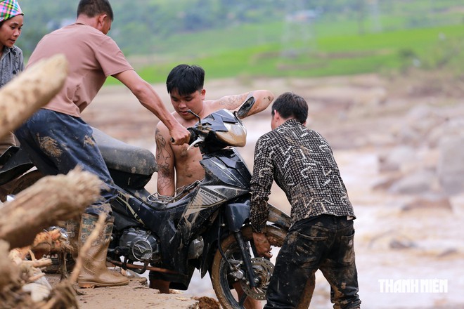 Sống sót thần kỳ sau cuộc điện thoại dặn dò chồng giữa dòng lũ dữ- Ảnh 10.