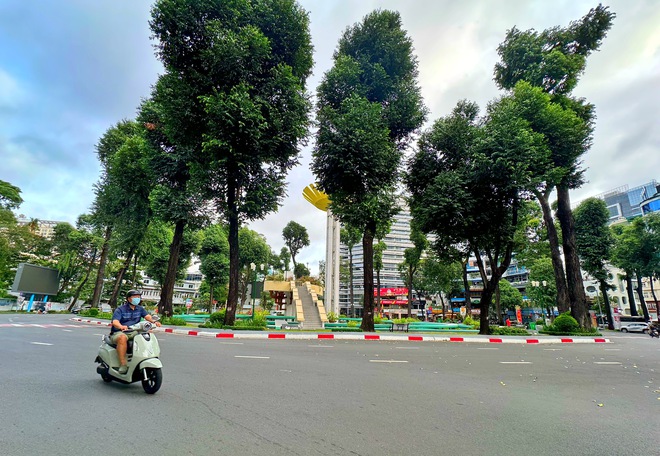 Ngắm đường phố TP.HCM sáng sớm nay 2.7, ngày tròn 50 năm thành phố mang tên Bác - Ảnh 11.