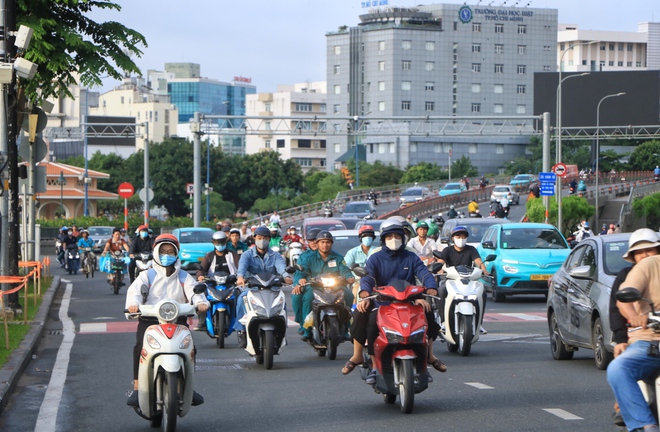 Ngắm đường phố TP.HCM sáng sớm nay 2.7, ngày tròn 50 năm thành phố mang tên Bác - Ảnh 14.