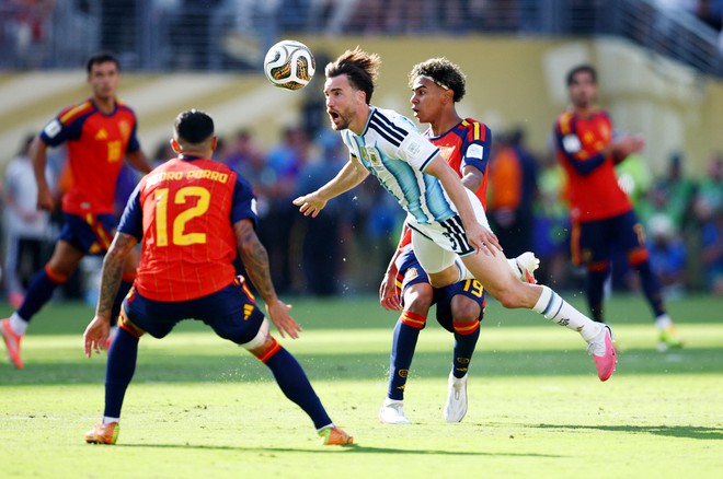 Ibrahimovic: 'Tây Ban Nha đã hút cạn linh hồn đối thủ, tôi biết Messi rất buồn’- Ảnh 2.