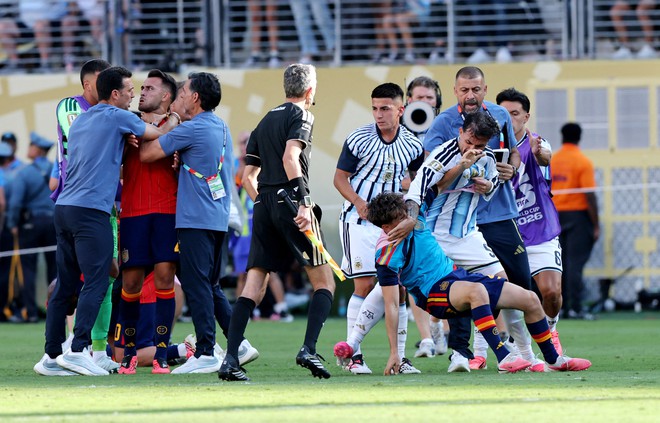 FIFA điều tra màn ẩu đả giữa Argentina và Tây Ban Nha sau chung kết World Cup- Ảnh 1.