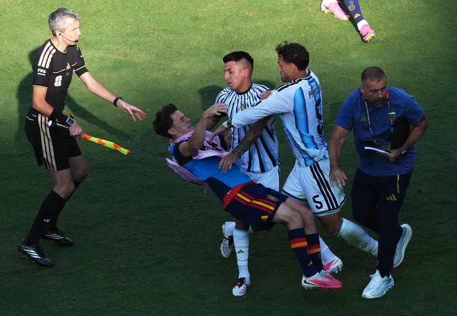 Lộ nguyên nhân vụ hỗn chiến sau chung kết World Cup, Paredes bị lên án dữ dội - Ảnh 1.