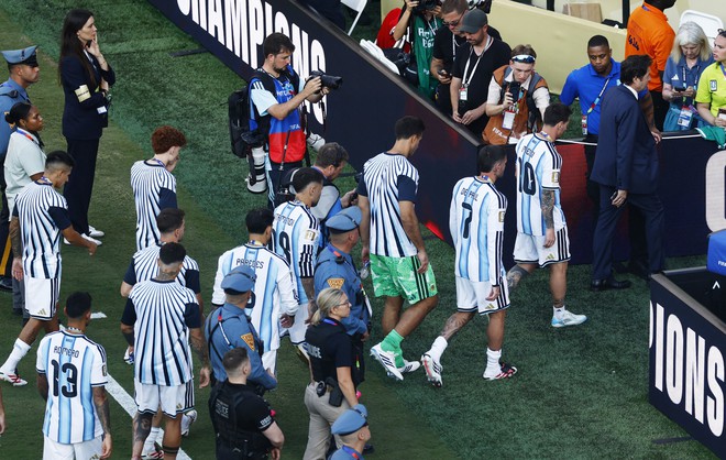 Đội tuyển Argentina bị chỉ trích không fair-play, quay lưng khi Tây Ban Nha nâng cúp vô địch World Cup- Ảnh 4.
