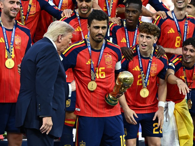 Cầu thủ Tây Ban Nha xử lý cực khéo sau hành động 'chiếm sóng' của ông Trump- Ảnh 1.