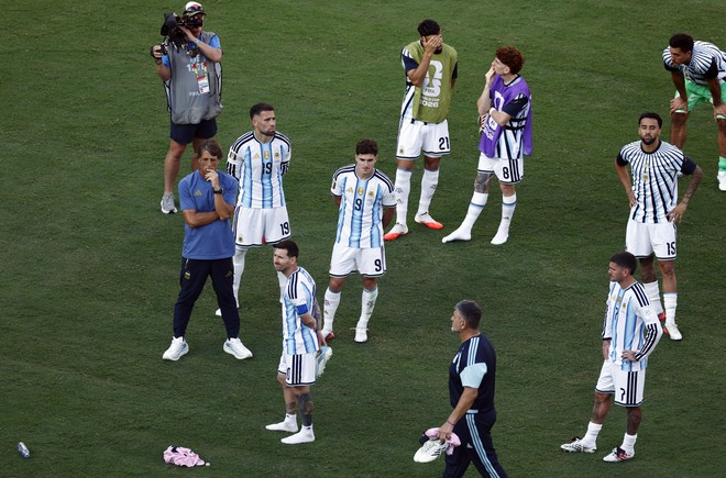 Đội tuyển Argentina bị chỉ trích không fair-play, quay lưng khi Tây Ban Nha nâng cúp vô địch World Cup- Ảnh 2.