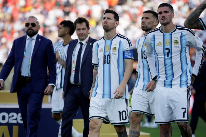 Đội tuyển Argentina trở về nước trong cơn đượm buồn, tại sao Messi ở lại Mỹ?- Ảnh 2.