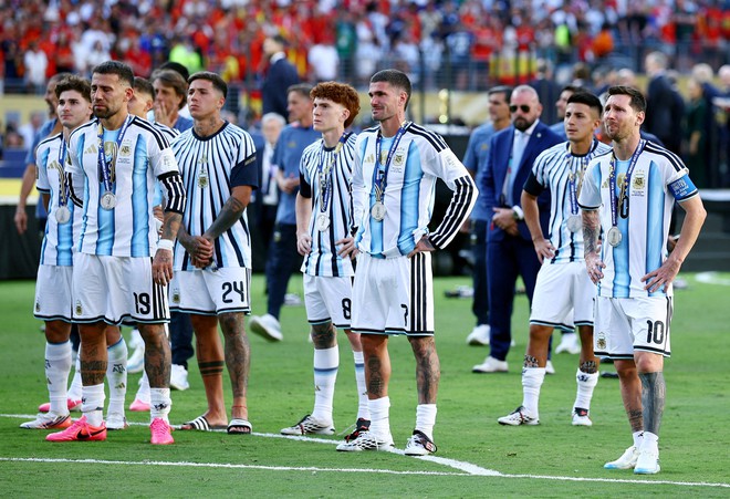Đội tuyển Argentina trở về nước trong cơn đượm buồn, tại sao Messi ở lại Mỹ?- Ảnh 1.