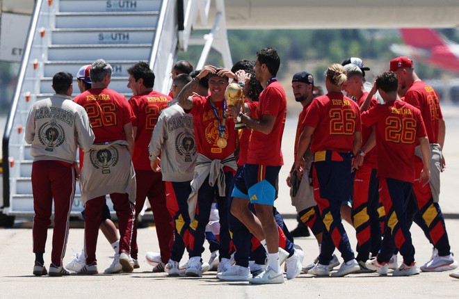 Nhà vô địch Tây Ban Nha về nước như người hùng: Hoàng gia chiêu đãi, uống rượu vang đắt đỏ- Ảnh 1.
