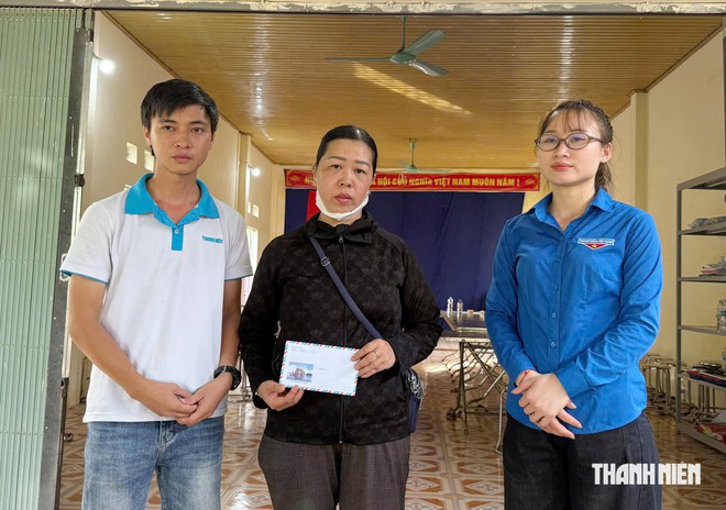Báo Thanh Niên trao hỗ trợ cho 8 trường hợp gặp nạn trong lũ quét tại Lai - Ảnh 7.