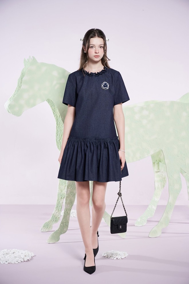 Ch&acirc;n v&aacute;y denim, đầm denim d&agrave;i... l&agrave;m mới tủ đồ c&ocirc;ng sở hiện đại - Ảnh 8.