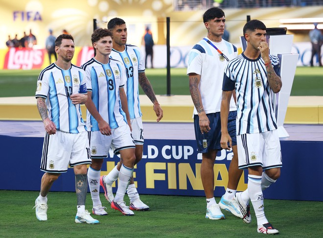 Video Messi trấn an đồng đội Argentina trước chung kết được tiết lộ, CĐV đặt nhiều dấu hỏi- Ảnh 1.