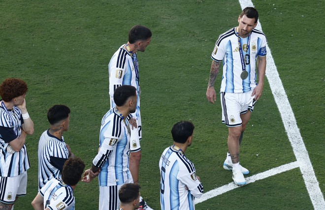 Video Messi trấn an đồng đội Argentina trước chung kết được tiết lộ, CĐV đặt nhiều dấu hỏi- Ảnh 2.