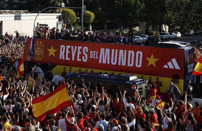 Hơn 2 triệu người đón nhà vô địch Tây Ban Nha: Yamal, Rodri khiến Madrid bùng nổ- Ảnh 2.
