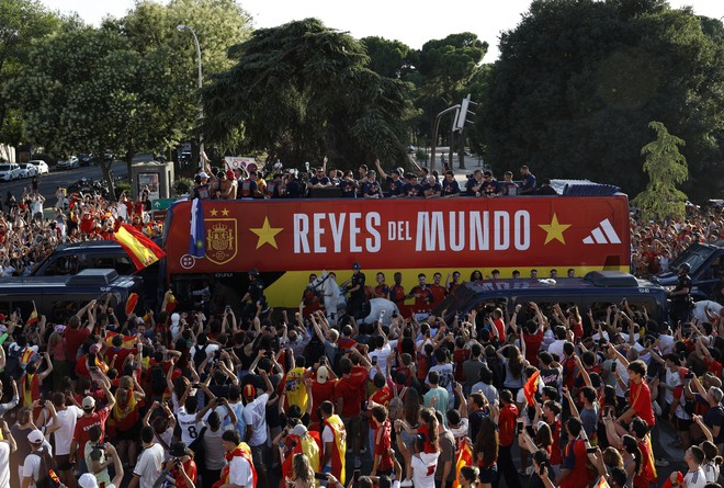 Hơn 2 triệu người đón nhà vô địch Tây Ban Nha: Yamal, Rodri khiến Madrid bùng nổ- Ảnh 3.