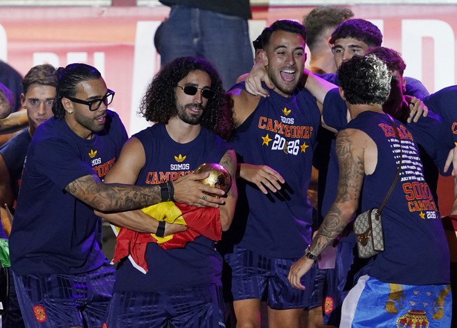 Thực hư chuyện cầu thủ Tây Ban Nha đựng cúp vàng World Cup trong túi ni lông- Ảnh 3.