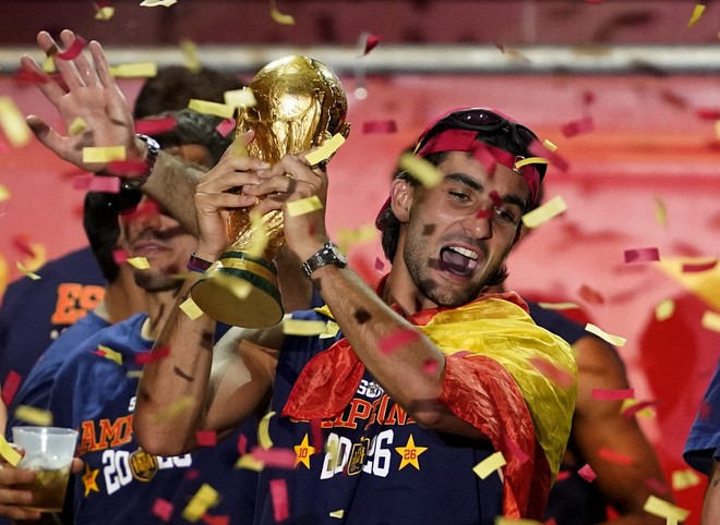 Thực hư chuyện cầu thủ Tây Ban Nha đựng cúp vàng World Cup trong túi ni lông- Ảnh 4.