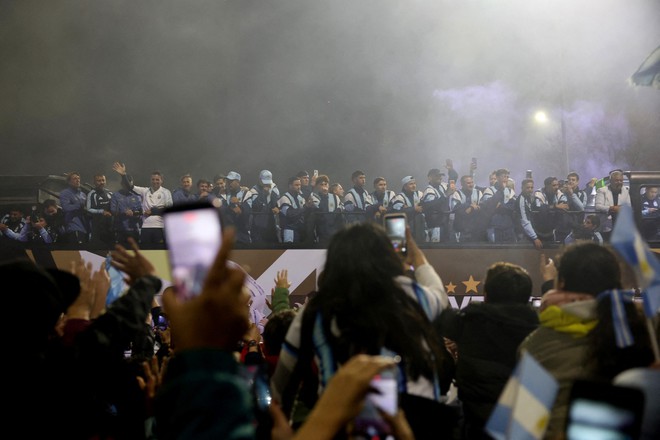 Á quân Argentina được chào đón nồng nhiệt dù vắng Messi, Tổng thống Milei gửi thông điệp xúc động- Ảnh 7.